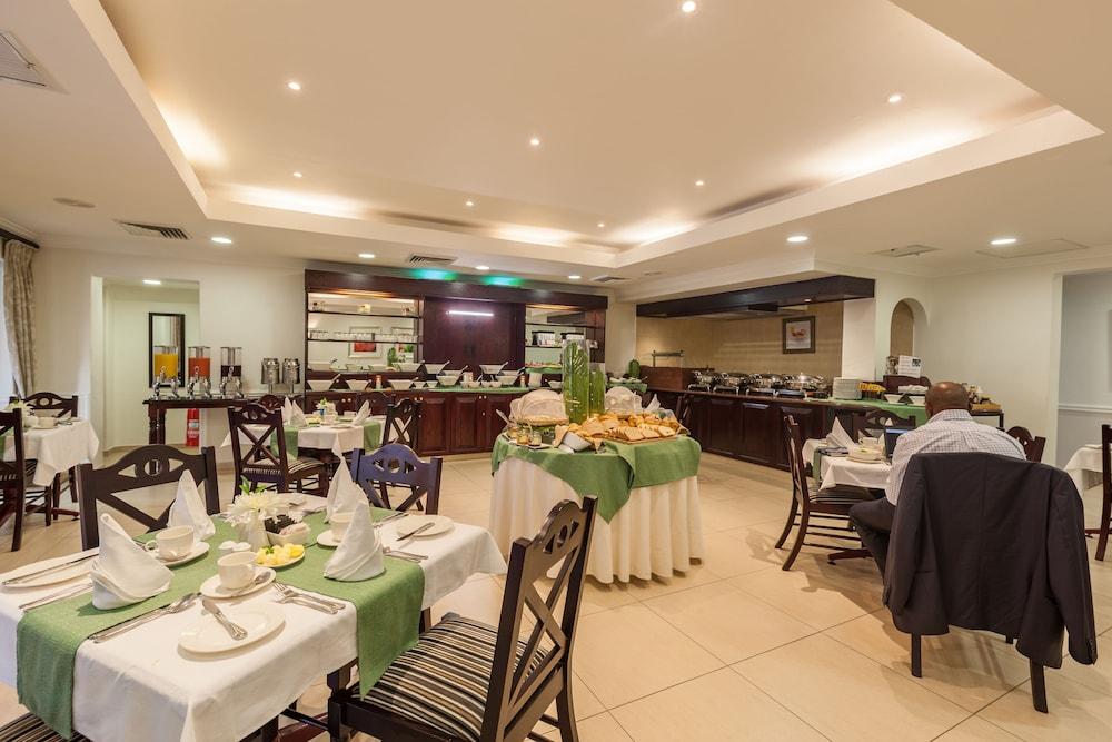 Courtyard Hotel Rosebank Йоханесбург Екстериор снимка