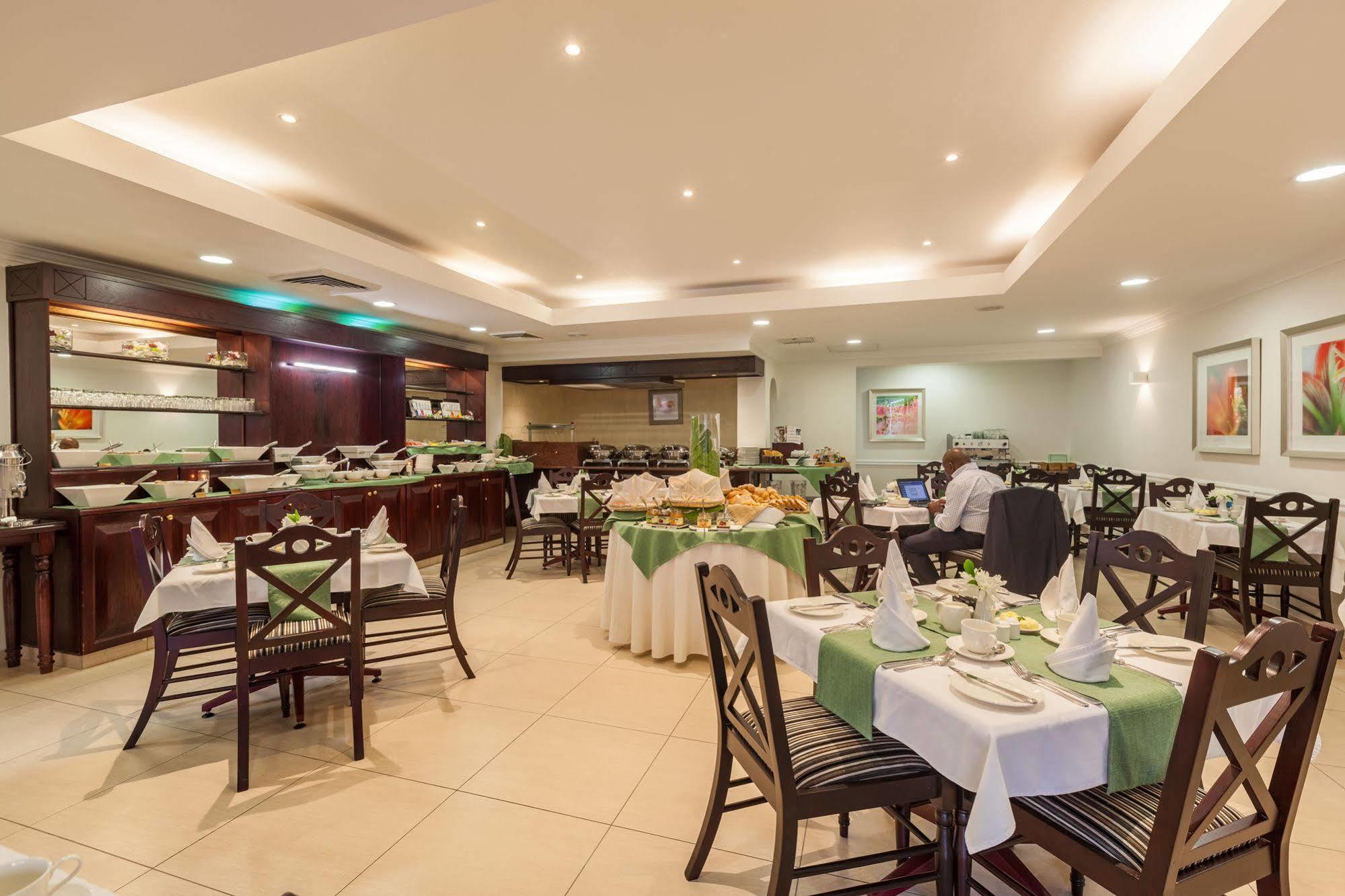 Courtyard Hotel Rosebank Йоханесбург Екстериор снимка