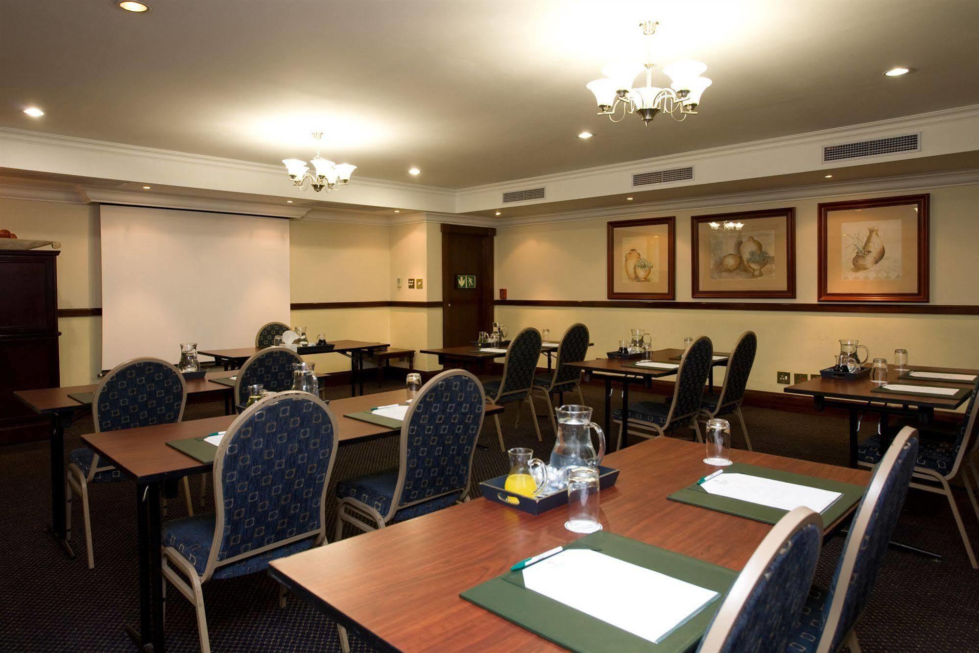 Courtyard Hotel Rosebank Йоханесбург Екстериор снимка